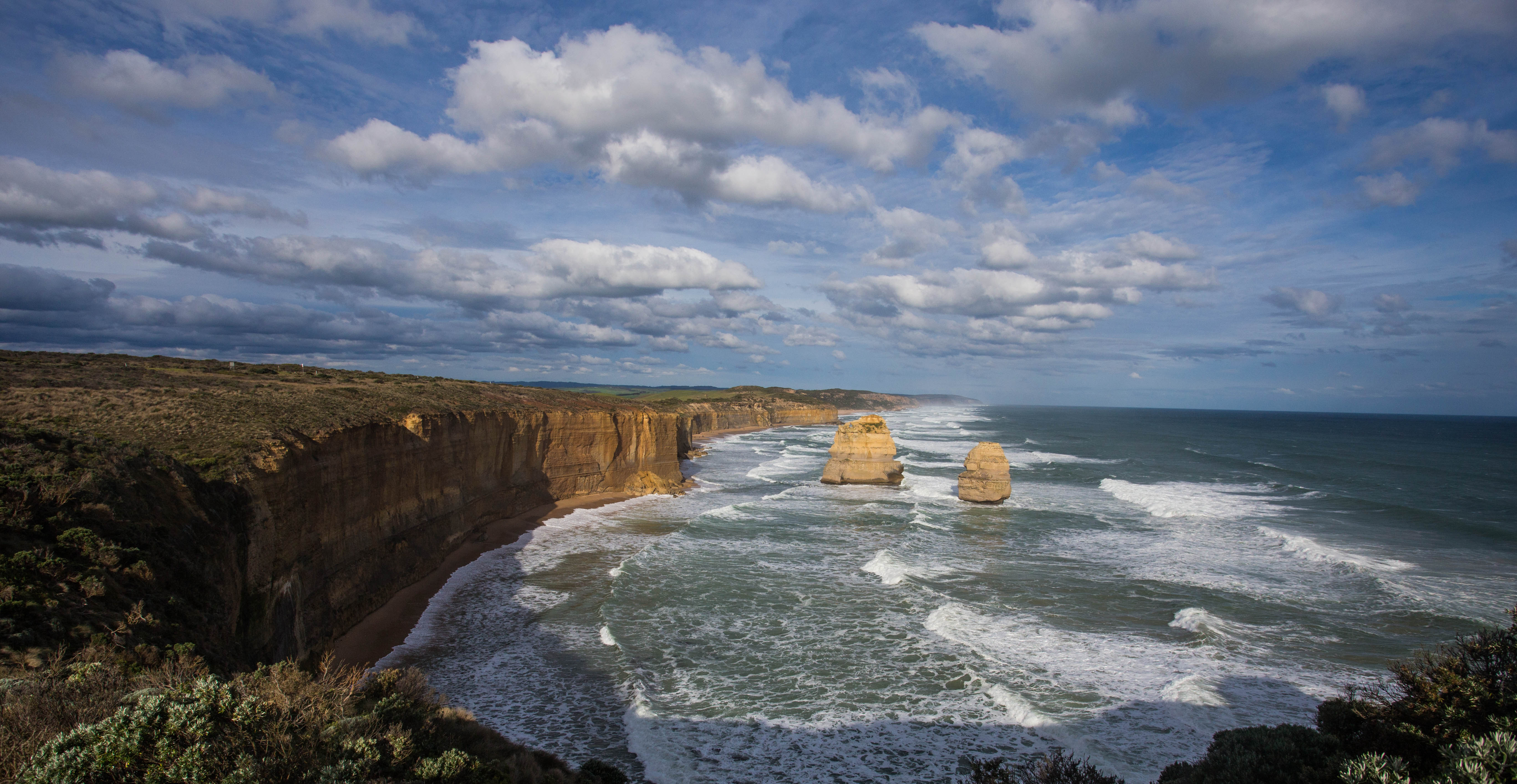 The other side of the viewpoint, with 2 more apostles/limestone sea stacks in view