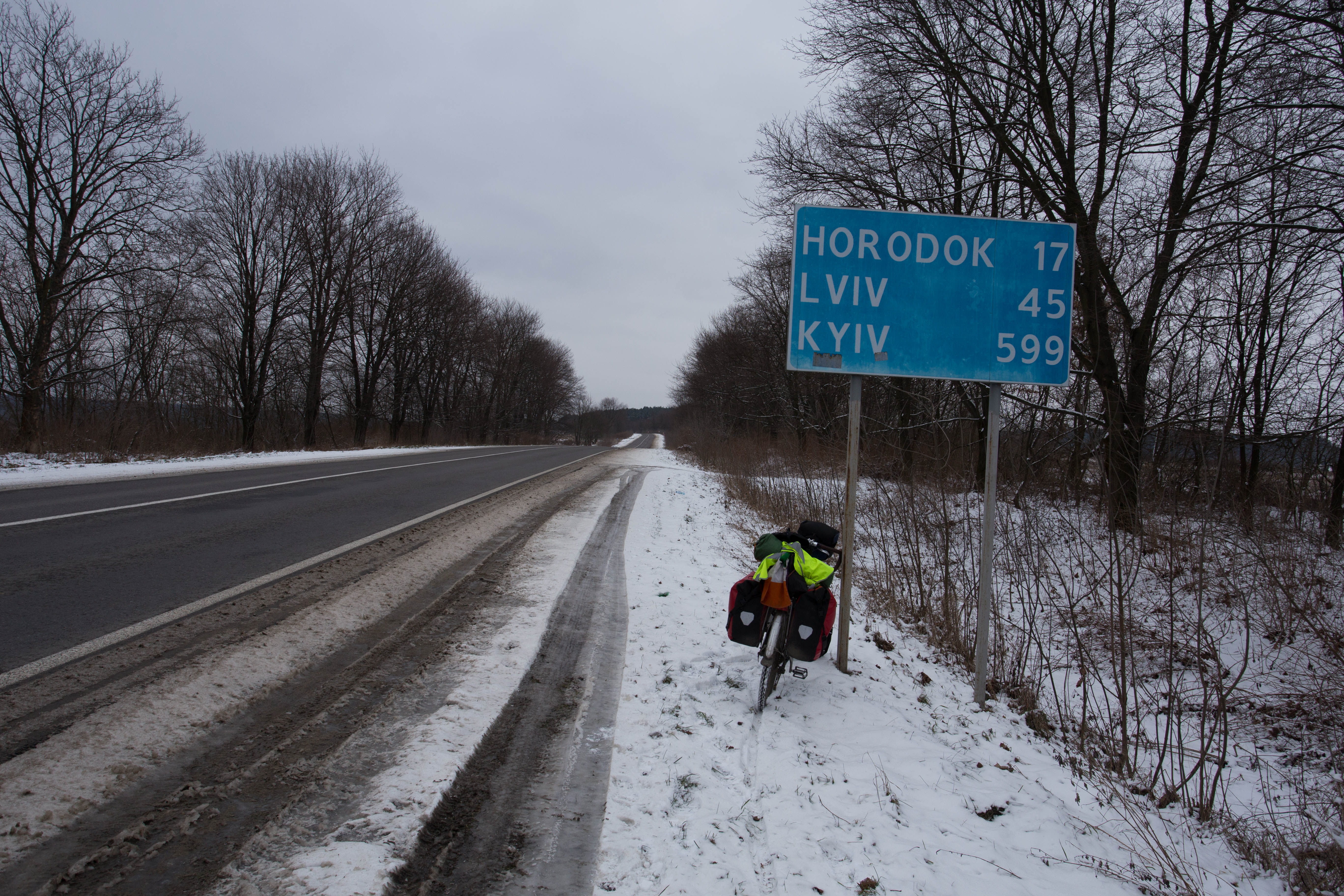 The dangerous road between the Polish border and Lviv
