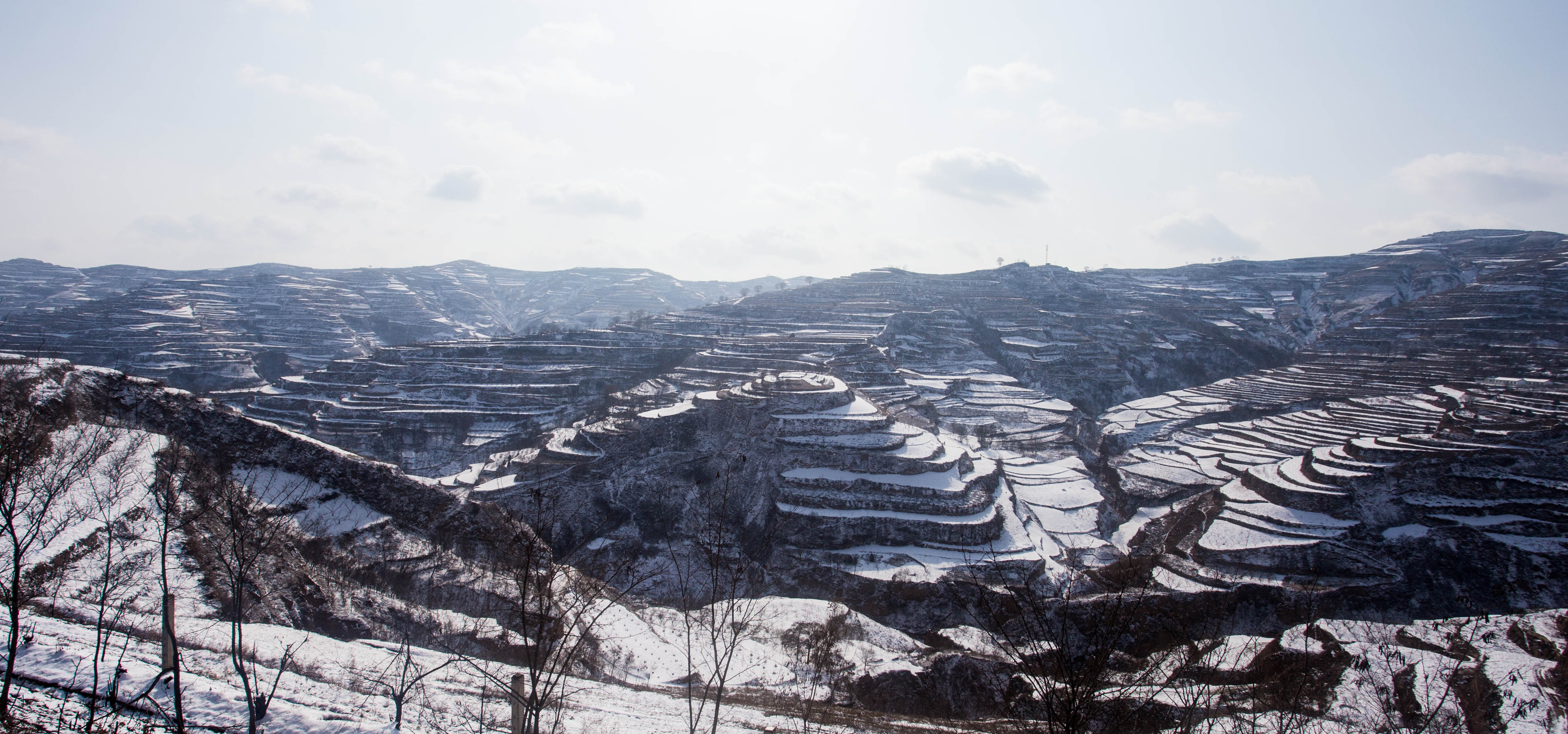 Snow covered terraces stretched into the distance either side of the descent