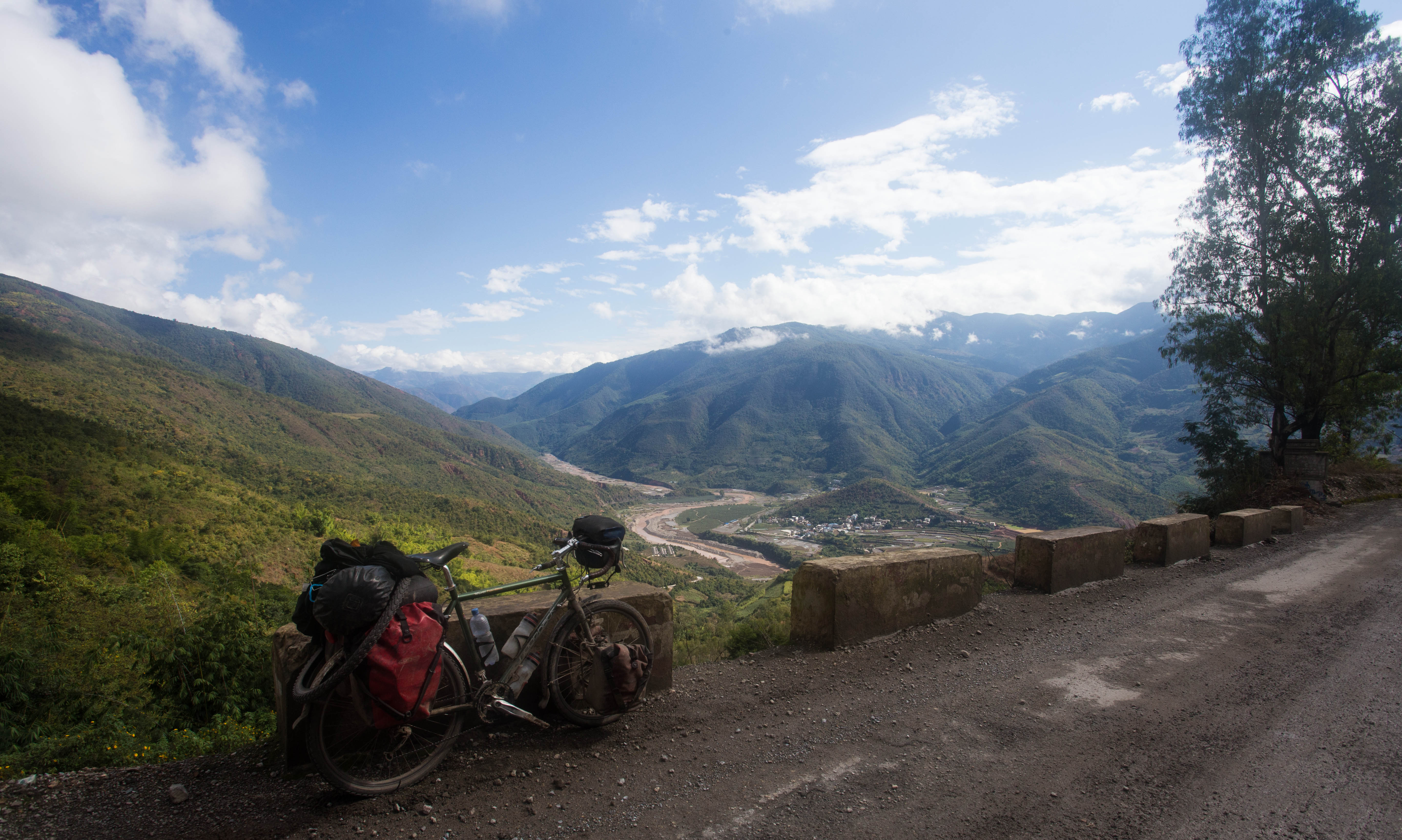 After shortcutting my route with the help of the expressway, I started descending into a warmer, tropical climate